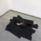 Installation Flaschenschiff - Papierschiff, Bierflasche, Klebestreifen