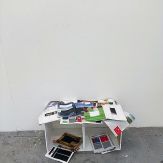 Zeitung mit Klebestreifen