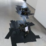 Installation Flaschenschiff - Papierschiff, Bierflasche, Klebestreifen