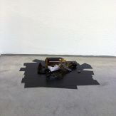 Installation Flaschenschiff - Papierschiff, Bierflasche, Klebestreifen